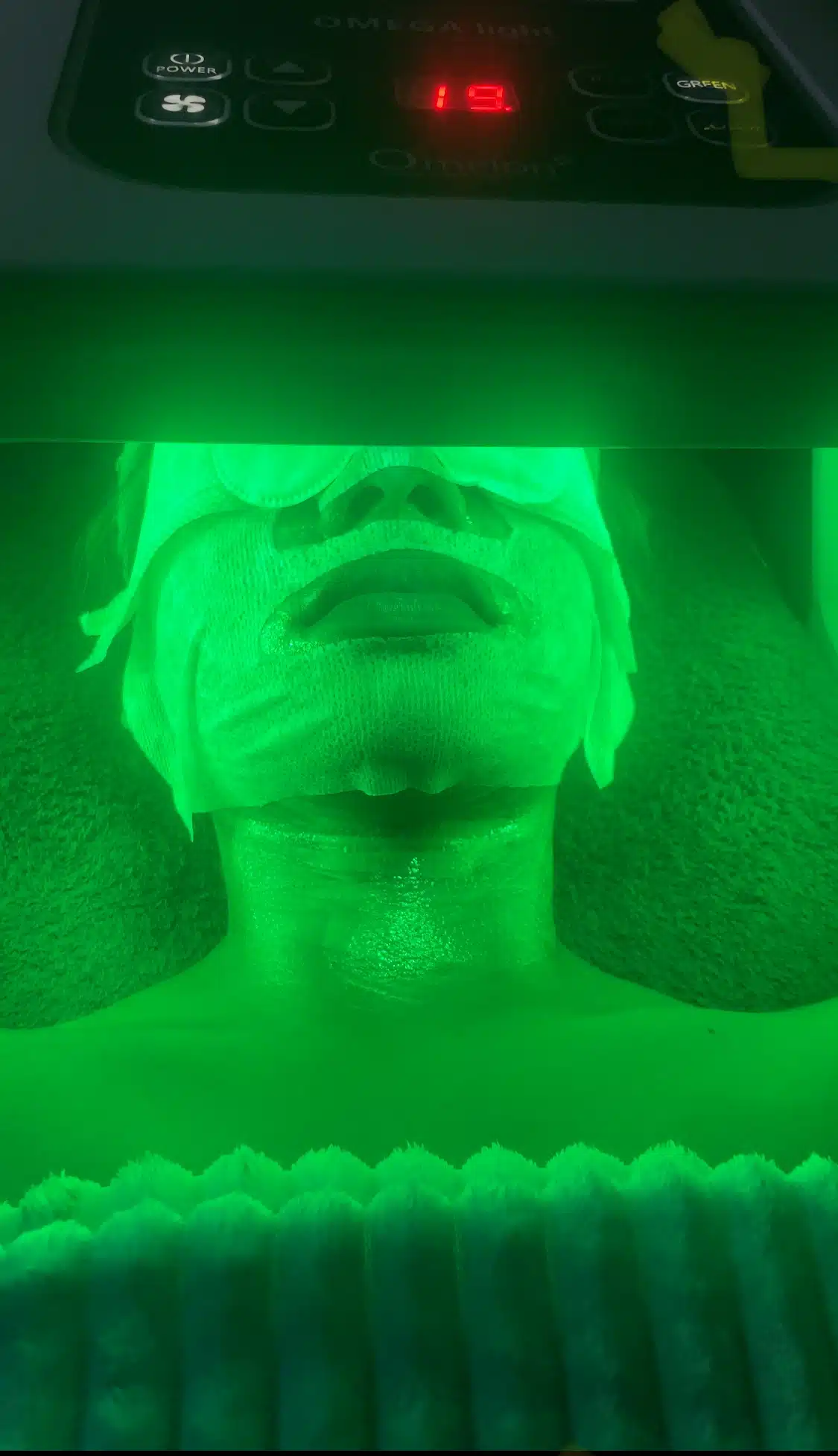 LED light therapy in ladies salon pitakotte
